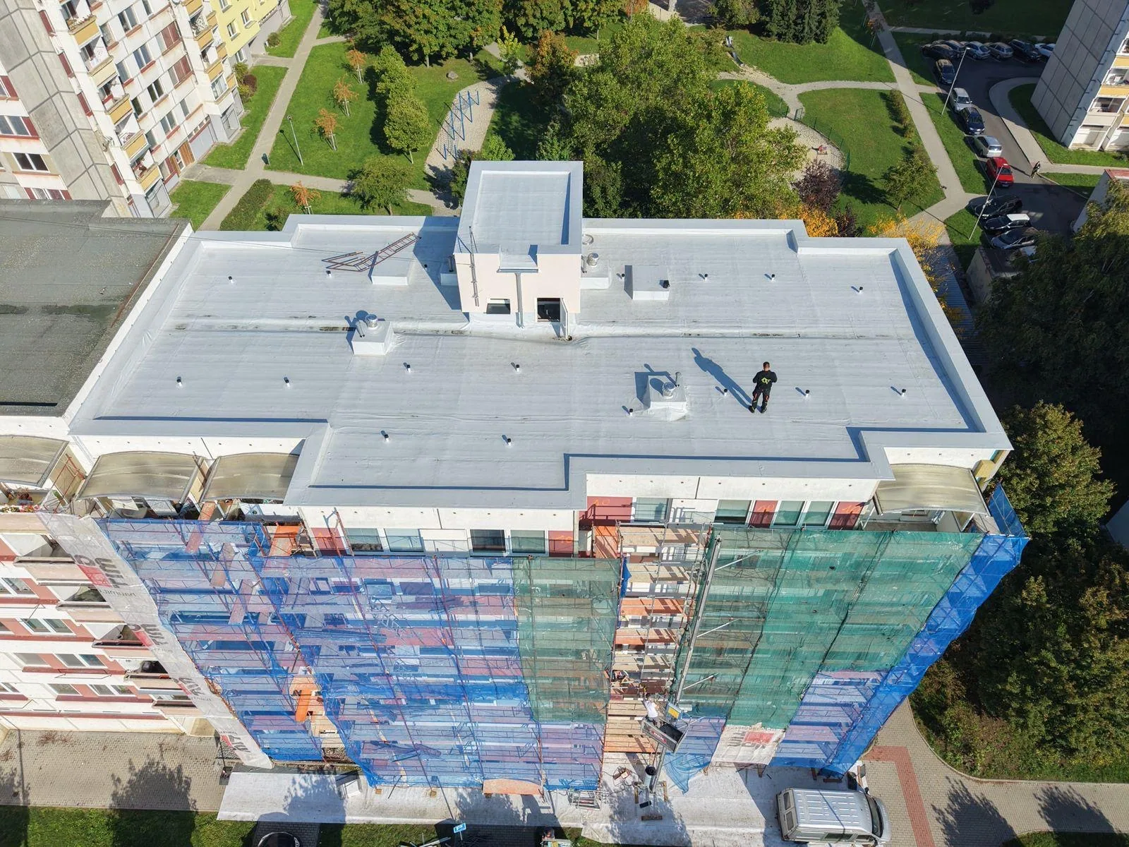 Plochá střecha průmyslového objektu z PVC fólie
